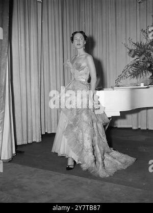 MOZART AL SAVOY 25 aprile 1950 le modelle di Parigi hanno i riflettori sulla moda a Londra mentre il famoso stilista francese Christian Dior presenta la sua collezione estiva in due sfilate di moda al Savoy Hotel oggi (martedì). Questa è la sua prima mostra a Londra. Dior ha volato con i suoi manichini da Parigi per l'occasione. Tutte le mode sono in tessuti britannici. Cinquecento persone pagano due sterline e due scellini ciascuno per vedere gli stili, e il ricavato è per aiutare a finanziare un Museo del Costume a Londra. Spettacoli fotografici: Un abito Dior intitolato Mozart, l'abito più costoso della sfilata di moda di Parigi Foto Stock