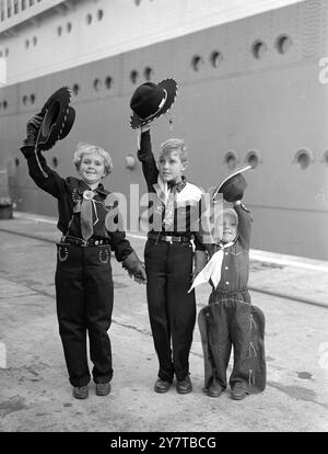 COWBOY DAY A SOUTHAMPTON, 20 aprile 1950 tre bambini molto viaggiati vestiti da cowboy, ondeggiano il loro copricapo sombrero modificato mentre arrivano a Southampton a bordo della nave di linea SS America. Da sinistra a destra, Lynne Penelope Smith, otto, Robert Dudley Smith, nove, e Peter Bruce Smith, tre. Questi bambini sono i figli e la figlia di un funzionario della Shell Mex in Venezuela, da cui sono tornati per una vacanza di tre mesi. La loro casa è a Twigsworth, vicino a Gloucester, e il loro viaggio di ritorno li ha portati ad Aruba, Giamaica, Cuba, Miami, New York e Southampton. Lynne e Robert sono nati a Cali Foto Stock