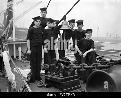 ARETHUSA BOYS FOR ANTARCTIC 14 April 1950 Boys from the training ship Arethusa sono in compagnia della nave di ricerca reale Discovery II, ora facendo i preparativi finali per la partenza a East Wood Wharf, West India Dock, Londra. Il 17 aprile partirà per la prima tappa di un viaggio in Antartide che durerà quasi due anni. Il viaggio porterà la Discovery II nell'Oceano Indiano, nel Pacifico e nella sezione australiana dell'Antartico. Esaminerà le correnti oceaniche, controllerà le carte ed esplorerà mari poco conosciuti. Il capitano della nave da 1036 tonnellate è il comandante J F Blackburn, Foto Stock