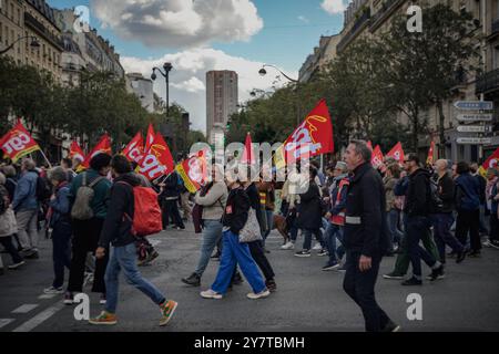 Parigi, Francia. 1 ottobre 2024. Dimostrazione interunionale di chiedere salari più elevati e abrogazione della riforma delle pensioni a Parigi, Francia, 1° ottobre 2024. Foto di Aurelien Morissard/ABACAPRESS. COM credito: Abaca Press/Alamy Live News Foto Stock