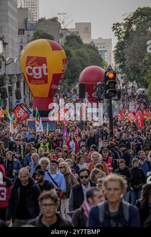 Parigi, Francia. 1 ottobre 2024. Dimostrazione interunionale di chiedere salari più elevati e abrogazione della riforma delle pensioni a Parigi, Francia, 1° ottobre 2024. Foto di Aurelien Morissard/ABACAPRESS. COM credito: Abaca Press/Alamy Live News Foto Stock