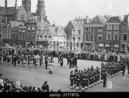 CADETTI BRITANNICI IN OLANDA - - 11 aprile 1950 - - con l'architettura medievale sullo sfondo e la folla di turisti olandesi che guardano, il corpo dei cadetti del Mare di Kingston upon Thames si pone rigidamente all'attenzione per un'ispezione di fronte al Municipio, nella piazza del mercato di Delft, in Olanda. I Cadetti in visita, marciarono attraverso la città. Foto Stock