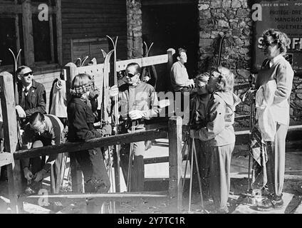 LA FAMIGLIA REALE ATTENDE IL LIFT4 aprile 1950 in attesa dello skilift a Val d'Isere, Francia sud-orientale, dove si stanno godendo una vacanza alpina, sono la Regina Giuliana dei Paesi Bassi (estrema destra), il Principe Bernardo (secondo da sinistra, con un merletto da stivale) e le loro due figlie maggiori, la Principessa Beatrice (seconda da destra) e la Principessa Irene (terza da destra). Le due figlie più giovani della regina e del principe Bernardo rimasero a casa. Foto Stock