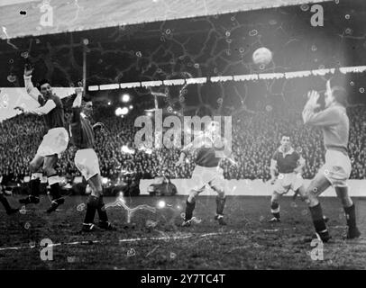 HIGHLAND FLING ALL'IBBROX PARK di Glasgow, Scozia: Gordon Smith di Hibernian e William Telfer dei Rangers fanno un volo nelle Highlands durante un duello di testa nel Rangers contro Hibernian Match a Ibbrox Park. I Rangers hanno battuto l'Hibernian di tre gol a uno. 12 gennaio 1958 Foto Stock