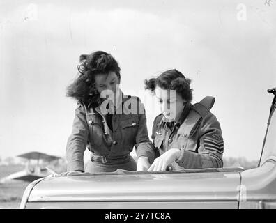 PIANIFICANDO DI ESSERE PILOTI 28 marzo 1950 i piloti Una licenza è l'obiettivo di questi due membri del Womens Junior Air Corps, pianificando un corso presso l'aeroporto di Elstree, Hertfordshire, prima di decollare per una lezione di volo di prova. Le ragazze sono Miss S P Ford di Croydon e Miss D M Crouch di Bromley con altri membri del corpo, sperano di vincere 1950 borse di studio che danno diritto a lezioni complete per un pilota Una licenza. Foto Stock