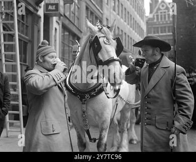 Un dray del XVIII secolo, appositamente costruito e disegnato da due enormi "Shires" in tandem con imbracatura d'epoca, ha girato oggi le strade della City di Londra in una celebrazione per il doppio anniversario. Le occasioni commemorate: Il 200° anniversario di "The White Horse", Little Britain, Londra; e il bicentenario dell'apertura delle Whitebread Stables a Grub Lane Londra (1750). Una volta, la maggior parte della fornitura di bevande di Londra era trasportata da Dray. Il popolo Whitbread aveva più di 400 cavalli per questo scopo nel 1904. Ma le norme del traffico e l'aumento del trasporto meccanico hanno ridotto il Foto Stock