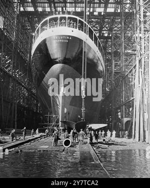 Martedì 4 aprile, la principessa Margaret lancerà la STS Velutina, la più grande cisterna (28.000 tonnellate di peso morto) mai costruita in Gran Bretagna, a Wallsend-on-Tyne. Costruita per la flotta Shell dai signori Swan Hunter e Wigham Richardson, la Velutina è la prima delle quattro imbarcazioni gemelle che trasporteranno petrolio greggio dal Medio Oriente alle nuove raffinerie ora in costruzione a Shell Haven sull'estuario del Tamigi e a Stanlow vicino Chester. Lunghezza totale: 643 piedi. Velocità: 15 nodi. Visto qui, la vite da 25 tonnellate viene sollevata in posizione sul cantiere Velutina di Wallsend-on-Tyne. 30 marzo 1950 Foto Stock