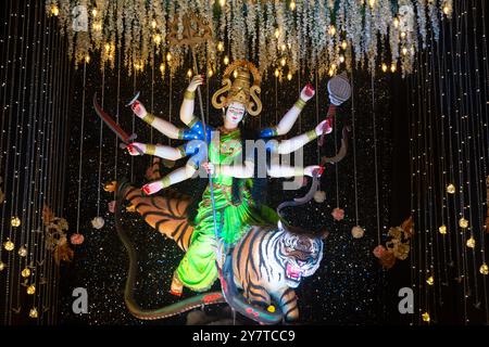 Un bellissimo idolo di Maa Durga adorato in un panda durante Navratri. Navratri è la più grande festa religiosa dell'induismo Foto Stock