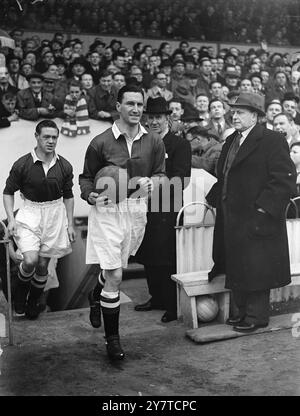 IL LEADER DEL CHELSEA NELLA RIGIOCATA Johnny Harris, capitano del Chelsea, che domani guiderà i pensionati nella semifinale della F.A. Cup contro i vecchi rivali, l'Arsenal, al Tottenham Hotspur Ground. Harris, rigore ufficiale della prima squadra del Chelsea, è giunto alla sua 5a stagione di continuo gioco con i Pensioners e spera di far avanzare la sua carriera guidandoli nella finale di coppa. Sabato scorso ha mancato di poco questa ambizione, ma l'Arsenal ha ridotto un vantaggio di due goal e costretto un pareggio. 21 marzo 1950 Foto Stock