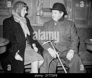 EVELYN WAUGH CASA dell'autore Evelyn Waugh , soffocato nel suo cappotto, e sua moglie fotografata a Plymouth oggi al loro arrivo da New York nel transatlantico francese Ile de France . Il signor Waugh , il cui ultimo libro Helena è stato pubblicato il mese scorso , ha dichiarato all'arrivo che intendeva visitare presto Gerusalemme per ottenere materiale per una serie di articoli sulla Terra Santa. 7 novembre 1950 Foto Stock