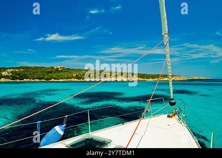 Le acque trasparenti di Cala Santa Maria sull'isola omonima. Arcipelago della Maddalena. Provincia di Sassari, Sardegna. Italia. Foto Stock