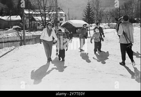 PASSEGGIATE SULLA NEVE indossando abiti da sci e occhiali scuri contro il riflesso della neve , LA REGINA GIULIANA dei Paesi Bassi (a sinistra) e tre delle sue figlie, LA PRINCIPESSA BEATRICE IRENE e MARGRIET, partono per una passeggiata attraverso le pendici innevate di St. Anton , la località montana austriaca dove sono in vacanza . 27 febbraio 1950 Foto Stock