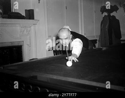 WILLIE SMITH, 64 ANNI, GIOCA PER IL TITOLO DI BILIARDO Willie Smith, facendo una rimonta all'età di 64 anni, incontrò John Barrie nel campionato britannico di biliardo ai boroughs e Watt's' Hall, Soho Square, Londra. Il vincitore della partita incontrerà Kingsley Kennerley in finale. Smith fu campione nel 1920 e di nuovo nel 1923. Nato a Darlington, ha un'attività di produzione di biliardo a Leeds. IMMAGINI MOSTRANO: Willie Smith che sta suonando una foto ai quartieri e alla sala di Watt oggi. 6 febbraio 1950 Foto Stock