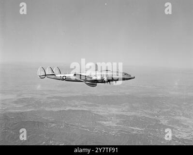 NUOVI OCCHI PER LA FLOTTA AMERICANA 7 febbraio 1950 che assomiglia a un pesce d'argento dorato di gobba è questa Lockheed Constellation modificata della Marina Degli Stati Uniti, raffigurata qui in volo. Un laboratorio di volo, è pronto a condurre test approfonditi sulle apparecchiature e le procedure radar Airborne Early Warning della Marina Degli Stati Uniti. Alloggiati nelle due grandi gobbe Radome a metà strada lungo la parte superiore e inferiore della fusoliera, sono presenti potenti antenne radar in grado di rilevare l'avvicinamento degli aerei attaccanti, sia a bassa che ad alta quota, mentre si trovano ancora molte miglia oltre l'orizzonte. Avvisi trasmessi da questi radar aircra Foto Stock