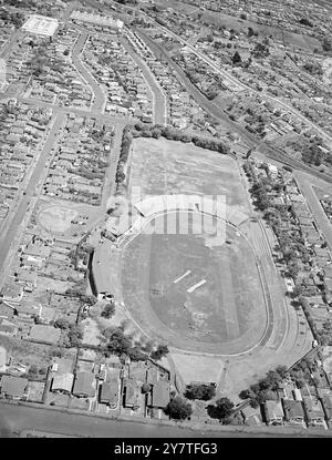 SCENE OF THE EMPIRE - VISTO DALL'ALTO 8 febbraio 1950 questo è Eden Park , Auckland, nuova Zelanda, fotografato da un aereo, la scena degli Empire Games ora è in progresso ad Auckland. Situato a cinque miglia dalla città vera e propria, il parco ha una terrazza naturale su un lato, e banchi costruiti, aperti al sole, dividere le aree di gioco interne ed esterne. La capienza del parco è di 45.000. le corsie segnalate sono visibili nella fotografia. Foto Stock