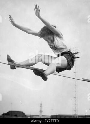 Jaqueline Baumann (nella foto in azione) è la più giovane delle nove principali atlete australiane che rappresenteranno il loro paese agli Empire Games, inaugurando ad Auckland, in nuova Zelanda, sabato prossimo (4 febbraio) 1950. Jacqueline è il detentore del titolo nazionale australiano di salto in alto con 11,5 cm. Detiene anche il titolo di salto in alto junior del nuovo Galles del Sud (il suo stato di origine) e il record con 5 piedi 1 pollice. Foto Stock