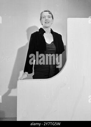 Una DONNA È IL MINISTRO dell'EIRE il 28 gennaio 1950, la signora Josephine McNeill , qui presente, il nuovo ministro irlandese all'Aia. È la prima donna irlandese a ricevere un incarico diplomatico. La vedova di James McNeill, il secondo governatore generale dello Stato libero d'Irlanda, la signora McNeill era una volta conosciuta come "la donna più bella d'Irlanda”. Venticinque anni fa, quando suo marito era a Londra come alto Commissario, si guadagnò la reputazione di un'eccellente hostess e mecenate delle arti È una scrittrice, linguista e huntswoman. Foto Stock