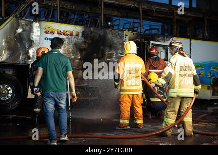 Bangkok, Thailandia. 1 ottobre 2024. I vigili del fuoco spruzzano acqua sui portabagagli dell'autobus coinvolti nell'incidente dell'autobus in fiamme. Per motivi di sicurezza, sulla Vibhavadi Rangsit Road, area che collega Bangkok - Provincia di Pathum Thani, causando la morte immediata di insegnanti e studenti sulla scena, 23 persone il 1° ottobre 2024. (Foto di Teera Noisakran/Sipa USA) credito: SIPA USA/Alamy Live News Foto Stock