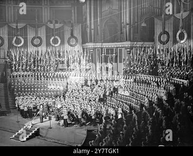 FESTIVAL DELLA MEMORIA 5 novembre 1949 il re e la regina, la regina Mary la principessa Elisabetta e la principessa Margherita hanno partecipato al British Legion Festival of Remembrance nella Royal Albert Hall di Londra stasera. Tenuto alla vigilia della domenica della memoria per commemorare i caduti di due guerre d'opera, il Festival assisterà le legioni nell'opera di sollievo della dsitress tra ex militari e donne e i loro dipendenti. Immagini: Vista generale del Muster mentre l'Union Jack è immersa nel saluto durante l'esecuzione dell'inno nazionale. Assemblati sono distaccati dai servizi, il Womens' Auxiliary se Foto Stock