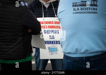 Sciopero dei lavoratori portuali di ILA, Conley Container Terminal, Boston, Massachusetts, Stati Uniti. 1,2024 ottobre, Boston, Massachusetts. Circa 50 dei circa 300 membri locali dell'unione, il picchetto dell'International Longshoremen's Association (ILA) all'ingresso del Conley Terminal a South Boston. A mezzanotte 45.000 lavoratori portuali sindacali dal Maine al Texas sulla costa orientale degli Stati Uniti sono andati in sciopero per i salari e contro l'espansione dell'automazione terminale. Crediti: Chuck Nacke / Alamy Live News Foto Stock