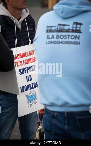 Sciopero dei lavoratori portuali di ILA, Conley Container Terminal, Boston, Massachusetts, Stati Uniti. 1,2024 ottobre, Boston, Massachusetts. Circa 50 dei circa 300 membri locali dell'unione, il picchetto dell'International Longshoremen's Association (ILA) all'ingresso del Conley Terminal a South Boston. A mezzanotte 45.000 lavoratori portuali sindacali dal Maine al Texas sulla costa orientale degli Stati Uniti sono andati in sciopero per i salari e contro l'espansione dell'automazione terminale. Crediti: Chuck Nacke / Alamy Live News Foto Stock