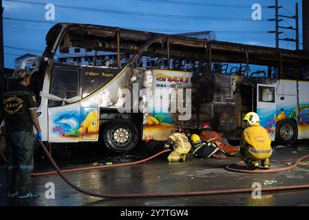 Bangkok, Thailandia. 1 ottobre 2024. I vigili del fuoco spruzzano acqua sui portabagagli dell'autobus coinvolti nell'incidente dell'autobus in fiamme. Per motivi di sicurezza, sulla Vibhavadi Rangsit Road, area che collega Bangkok - Provincia di Pathum Thani, causando la morte immediata di insegnanti e studenti sulla scena, 23 persone il 1° ottobre 2024. (Foto di Teera Noisakran/Sipa USA) credito: SIPA USA/Alamy Live News Foto Stock