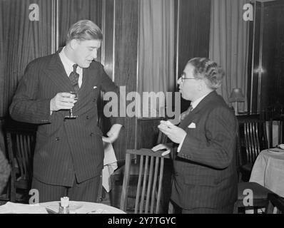 LA PRIMA NOTTE, A PARTE, chiacchierata informale tra l'On. GERALD LASCELLES (a sinistra), fratello minore del conte di Harewood, e Mr. ERWIN STEIN , padre della contessa di Harewood, alla reception del Royal Albion Hotel, Brighton, Sussex, seguito dalla prima mondiale di Stratton al Brighton Theatre Royal. Stratton è stata scritta da Ronald Duncan: La musica è di Benjamin Britten. Sia l'autore che il compositore sono amici del conte e della contessa, che erano presenti al Premier e al ricevimento. 31 ottobre 1949 Foto Stock