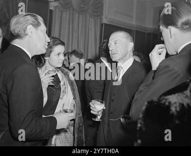 I GENITORI DELLA CONTESSA AL RICEVIMENTO DELLA PRIMA NOTTE il conte e la contessa di Harewood e il signor . E la signora . Erwin Stein , genitori della contessa , sono stati ospiti ad un ricevimento presso il Royal Albion Hotel, Brighton, Sussex, che ha seguito la prima mondiale al Theatre Royal di Brighton della nuova commedia ' Stratton'. La festa aveva partecipato all'esecuzione dello spettacolo, scritto da Ronald Duncan con musiche di Benjamin Britten. Sia Duncan che la Gran Bretagna sono amici del conte e della contessa e insieme scrissero l'inno amo Ergo Sum che fu cantato al loro matrimonio. L'IMMAGINE MOSTRA: Il conte di Harewood (a destra) e. Foto Stock