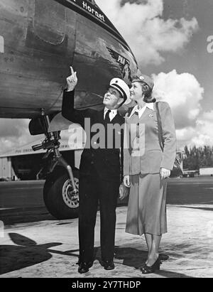 "SHORTY" E' UN GROSSO LAVORO. Da quando ha pilotato aerei della Marina nella prima guerra mondiale, il capitano Fred (' Shorty') Clark della Pan American Airways ha gestito alcuni dei più grandi aerei del mondo. Sta, all'aeroporto di Miami, raccontando a Lillian Johnston, una nuova hostess, alcune delle sue esperienze. A 58 anni, Shorty è uno dei pochi piloti al mondo a registrare più di 3.000.000 miglia. Dai tempi della sua Marina ha volato ventimila ore senza un singolo incidente. 18 ottobre 1949 Foto Stock