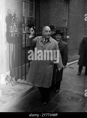 R G Menzies , primo ministro australiano che arriva al numero 10 di Downing Street , Londra per la Conferenza dei Premier del Commonwealth , si è sparso il cappello alla folla mentre arriva a Downing Street4 gennaio 1951 Foto Stock