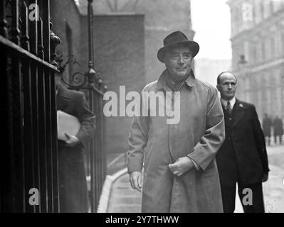 R G Menzies , primo ministro australiano che arriva al n. 10 di Downing Street , Londra, quando ha ripreso gli impegni essenziali dopo il suo attacco influenzale. Il signor Menzies, qui presente per la Conferenza dei Premier del Commonwealth, ha annullato, su Consiglio medico, altri impegni per i prossimi giorni .11 giuria 1951 Foto Stock