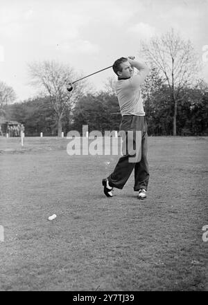 Hampton Hill , Middlesex : il cantante Donald Peers guida durante i quattro quartetto al Fulwell Golf Club tra una squadra rappresentativa femminile e la Vaudeville Golf Society.23 aprile 1950 Foto Stock