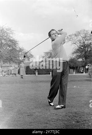 Hampton Hill , Middlesex : il cantante Donald Peers guida durante i quattro quartetto al Fulwell Golf Club tra una squadra rappresentativa femminile e la Vaudeville Golf Society.23 aprile 1950 Foto Stock