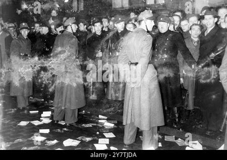 La polizia di Berlino Ovest cordone il confine franco-sovietico mentre i comunisti della zona est si radunano. Berlino: Per la seconda settimana consecutiva, una folla di comunisti, che contava 400 persone, si è radunata nel settore sovietico di questa città vicino al settore occidentale e ha urlato contro le potenze occidentali . La manifestazione è stata chiamata per protestare contro l'arresto dei comunisti da parte della polizia occidentale per attività politiche non autorizzate. Più di 200 comunisti , soprattutto giovani , sono stati arrestati nell'ultimo mese. Spettacoli fotografici: La polizia di Berlino Ovest (primo piano) e Berlino Est si fronteggiano lungo il confine franco-sovietico durante la manifestazione. 3 Foto Stock