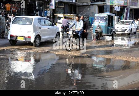 HYDERABAD, PAKISTAN, Quetta, 1 ottobre 2024. Strada inondata dal traboccante di acque fognarie, creando problemi per residenti e pendolari, mostrando negligenza delle autorità interessate, sulla strada Miran Shah Muhammad a Hyderabad martedì 1 ottobre 2024. Foto Stock