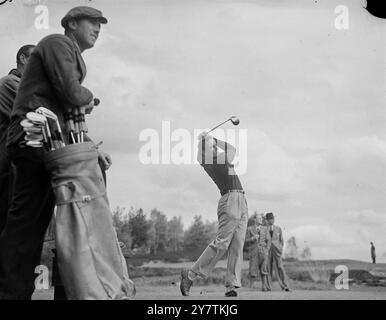 Il golfista della US Walker Cup entra nello swing di AscotWarming per la sua gara di Walker Cup contro golfisti britannici a St Andrews , Scozia il 15 maggio , la squadra americana ha giocato un mach amichevole contro la squadra di Robert Sweeney al Royal Berkshire Golf Club , Ascot Photo Shows: Frank Stranahan guida sul campo Royal Berkshire 6 maggio 1947 Foto Stock