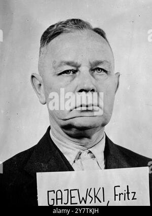 Fritz Gajewski in attesa di processo a NurembergIG Farben Trial Friedrich Gajewski (Pillau, 13 ottobre 1885 – Colonia, 2 dicembre 1965) è stato un imprenditore tedesco con IG Farben e Wehrwirtschaftsführer (leader dell'industria bellica) durante la seconda guerra mondiale. 1947 Foto Stock