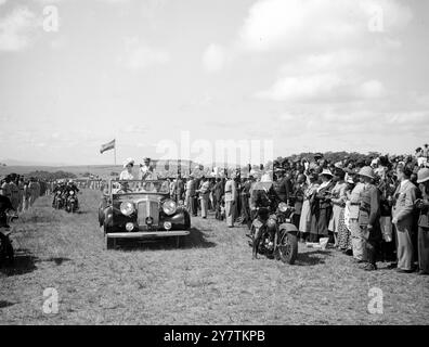 Tour reale del Sud Africa il re e la regina nello Zulululand 50.000 nativi provenienti dalle zone più remote dei territori dello Zululand si riunirono a Eshowe , Zululand , per rendere omaggio al re e alla regina durante il loro tour in Sudafrica migliaia di nativi in abbigliamento cerimoniale eseguirono le loro danze di guerra e cerimoniali. Spettacoli fotografici: Il re e la regina con le principesse , che si erano riuniti a Eshowe , Zulululand per salutare la famiglia reale il 24 marzo 1947 Foto Stock