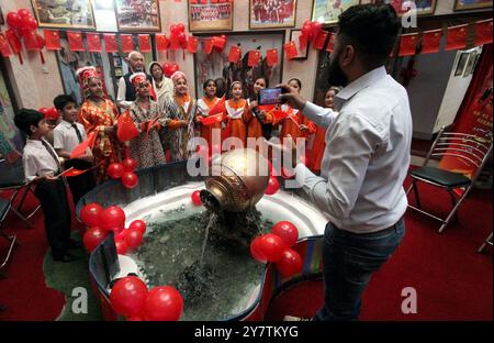 HYDERABAD, PAKISTAN, Quetta, 1 ottobre 2024. I bambini indossano abiti tradizionali durante la cerimonia della giornata Nazionale per celebrare la 75a giornata Nazionale della Cina, che si tiene presso il Centro culturale Cinese di Peshawar martedì 1 ottobre 2024. Foto Stock