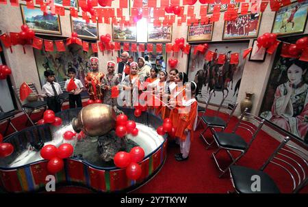 HYDERABAD, PAKISTAN, Quetta, 1 ottobre 2024. I bambini indossano abiti tradizionali durante la cerimonia della giornata Nazionale per celebrare la 75a giornata Nazionale della Cina, che si tiene presso il Centro culturale Cinese di Peshawar martedì 1 ottobre 2024. Foto Stock