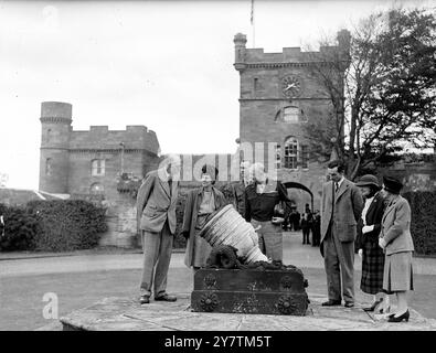 Il generale Eisenhower e la moglie si stabilirono al Castello Culzean , Maybole , Carrick nell'ottobre 1946. Un appartamento nel castello è stato messo a disposizione dell'ex Comandante Supremo alleato dal National Trust for Scotland , al quale è stato dato il Castello dal Marchese di Ailsa , come gesto di gratitudine e ammirazione da parte del popolo scozzese per i suoi servizi come capo della guerra. L'appartamento e' del generale Eisenhower per il resto della sua vita. "Ike" ha anche a sua disposizione, per gentile concessione del Marchese, 2.000 acri di tiro, tra cui le famose coperture sparate da re Edoardo VII Spettacoli fotografici: Le Foto Stock