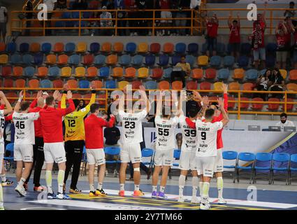 NEU Kairo, Egitto. 1 ottobre 2024. Handball, IHF Super Globe, finale, semifinale, FC Barcelona - Telekom Veszprem. I giocatori del Veszprem tifanno con i tifosi dopo la vittoria. Credito: Khaled Elfiqi/dpa/Alamy Live News Foto Stock