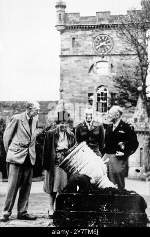 Il generale Eisenhower e la moglie si stabilirono al Castello Culzean , Maybole , Carrick nell'ottobre 1946. Un appartamento nel castello è stato messo a disposizione dell'ex Comandante Supremo alleato dal National Trust for Scotland , al quale è stato dato il Castello dal Marchese di Ailsa , come gesto di gratitudine e ammirazione da parte del popolo scozzese per i suoi servizi come capo della guerra. L'appartamento e' del generale Eisenhower per il resto della sua vita. "Ike" ha anche a sua disposizione, per gentile concessione del Marchese, 2.000 acri di tiro, tra cui le famose coperture sparate da re Edoardo VII Spettacoli fotografici: Le Foto Stock