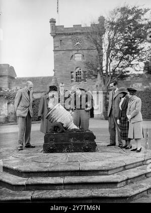 Il generale Eisenhower e la moglie si stabilirono al Castello Culzean , Maybole , Carrick nell'ottobre 1946. Un appartamento nel castello è stato messo a disposizione dell'ex Comandante Supremo alleato dal National Trust for Scotland , al quale è stato dato il Castello dal Marchese di Ailsa , come gesto di gratitudine e ammirazione da parte del popolo scozzese per i suoi servizi come capo della guerra. L'appartamento e' del generale Eisenhower per il resto della sua vita. "Ike" ha anche a sua disposizione, per gentile concessione del Marchese, 2.000 acri di tiro, tra cui le famose coperture sparate da re Edoardo VII Spettacoli fotografici: Le Foto Stock