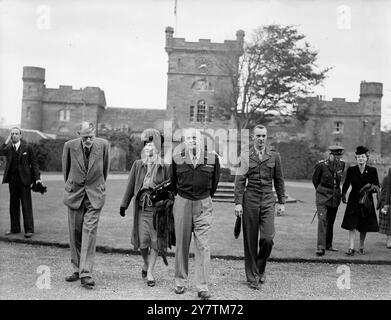 Il generale Eisenhower e la moglie si stabilirono al Castello Culzean , Maybole , Carrick nell'ottobre 1946. Un appartamento nel castello è stato messo a disposizione dell'ex Comandante Supremo alleato dal National Trust for Scotland , al quale è stato dato il Castello dal Marchese di Ailsa , come gesto di gratitudine e ammirazione da parte del popolo scozzese per i suoi servizi come capo della guerra. L'appartamento e' del generale Eisenhower per il resto della sua vita. "Ike" ha anche a sua disposizione, per gentile concessione del Marchese, 2.000 acri di tiro, tra cui le famose coperture sparate da re Edoardo VII Spettacoli fotografici: Le Foto Stock