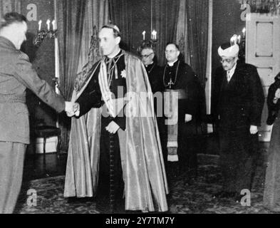 Tra le prove da introdurre nell'attuale processo del governo jugoslavo dell'Archivio cattolico Alois Sepinac c'è questa foto. L'arcivescovo (a destra) accompagna il leader jugoslavo Ustashi Anton Pavelic (in uniforme) nella chiesa di San Marco a Zagabria per un te Deum che celebra l'apertura del parlamento di Ustashi il 1° ottobre 1946 Foto Stock