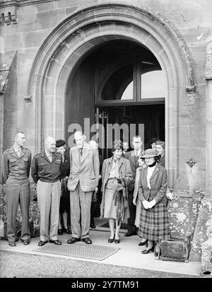 Il generale Eisenhower e la moglie si stabilirono al Castello Culzean , Maybole , Carrick nell'ottobre 1946. Un appartamento nel castello è stato messo a disposizione dell'ex Comandante Supremo alleato dal National Trust for Scotland , al quale è stato dato il Castello dal Marchese di Ailsa , come gesto di gratitudine e ammirazione da parte del popolo scozzese per i suoi servizi come capo della guerra. L'appartamento e' del generale Eisenhower per il resto della sua vita. "Ike" ha anche a sua disposizione, per gentile concessione del Marchese, 2.000 acri di tiro, tra cui le famose coperture sparate da re Edoardo VII Foto: G Foto Stock