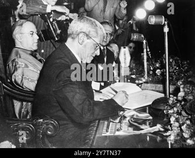 Firma della nuova costituzioneFotografia mostra: Il senatore Fernando de Melo Viana , il Premier brasiliano , firma la nuova Costituzione brasiliana nel Palazzo Presidenziale di Rio de Janeiro , Brasile 26 settembre 1946 Foto Stock