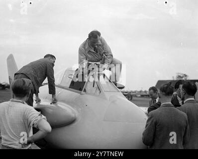 Il nuovo jet britannico senza coda ha un volo di prova - potrebbe essere più veloce del planeoplano da record mondiale l'ultimo velivolo sperimentale britannico, il De Havilland 108 ( lo Swallow ) che deve essere pilotato sul percorso di record mondiale di velocità aerea vicino a Littlehampton , Sussex ' per fornire dati scientifici ', ahd un volo di prova preliminare a Hatfield, Herts. Lo Swallow , che potrebbe rivelarsi più veloce del Gloster Meteor bimotore che ha stabilito il record mondiale di 616 miglia all'ora, ha le ali e non la coda. È alimentato da un motore a reazione De Havilland Goblin. Le foto mostrano: Ispezione del cockpit di Foto Stock