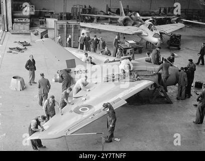 Il nuovo jet britannico senza coda ha un volo di prova - potrebbe essere più veloce del planeoplano da record mondiale l'ultimo velivolo sperimentale britannico, il De Havilland 108 ( lo Swallow ) che deve essere pilotato sul percorso di record mondiale di velocità aerea vicino a Littlehampton , Sussex ' per fornire dati scientifici ', ahd un volo di prova preliminare a Hatfield, Herts. Lo Swallow , che potrebbe rivelarsi più veloce del Gloster Meteor bimotore che ha stabilito il record mondiale di 616 miglia all'ora, ha le ali e non la coda. È alimentato da un motore a reazione De Havilland Goblin. Spettacoli fotografici: The Swallow Having a fina Foto Stock